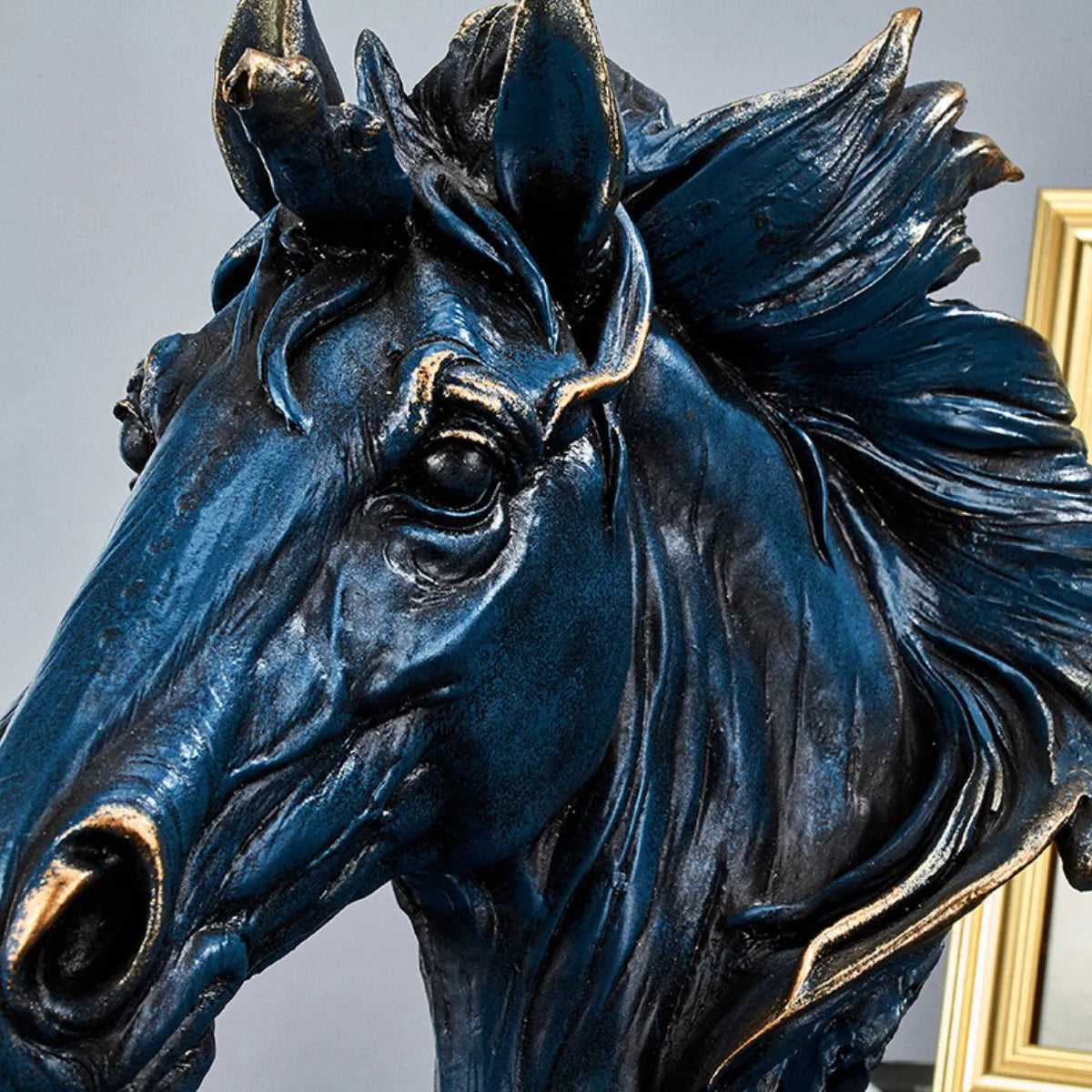 escultura-decorativa-estatua-cavalo-azul-modernize-foto-frente-perto-resina