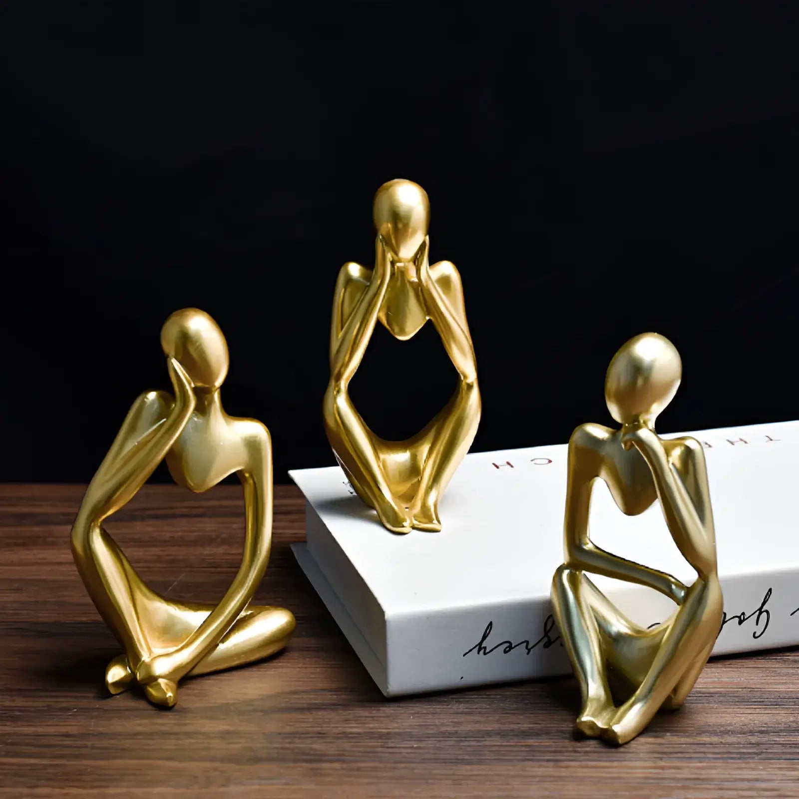 escultura-decorativa-trio-de-estatuas-pensador-modernize-foto-frente-mesa-resina