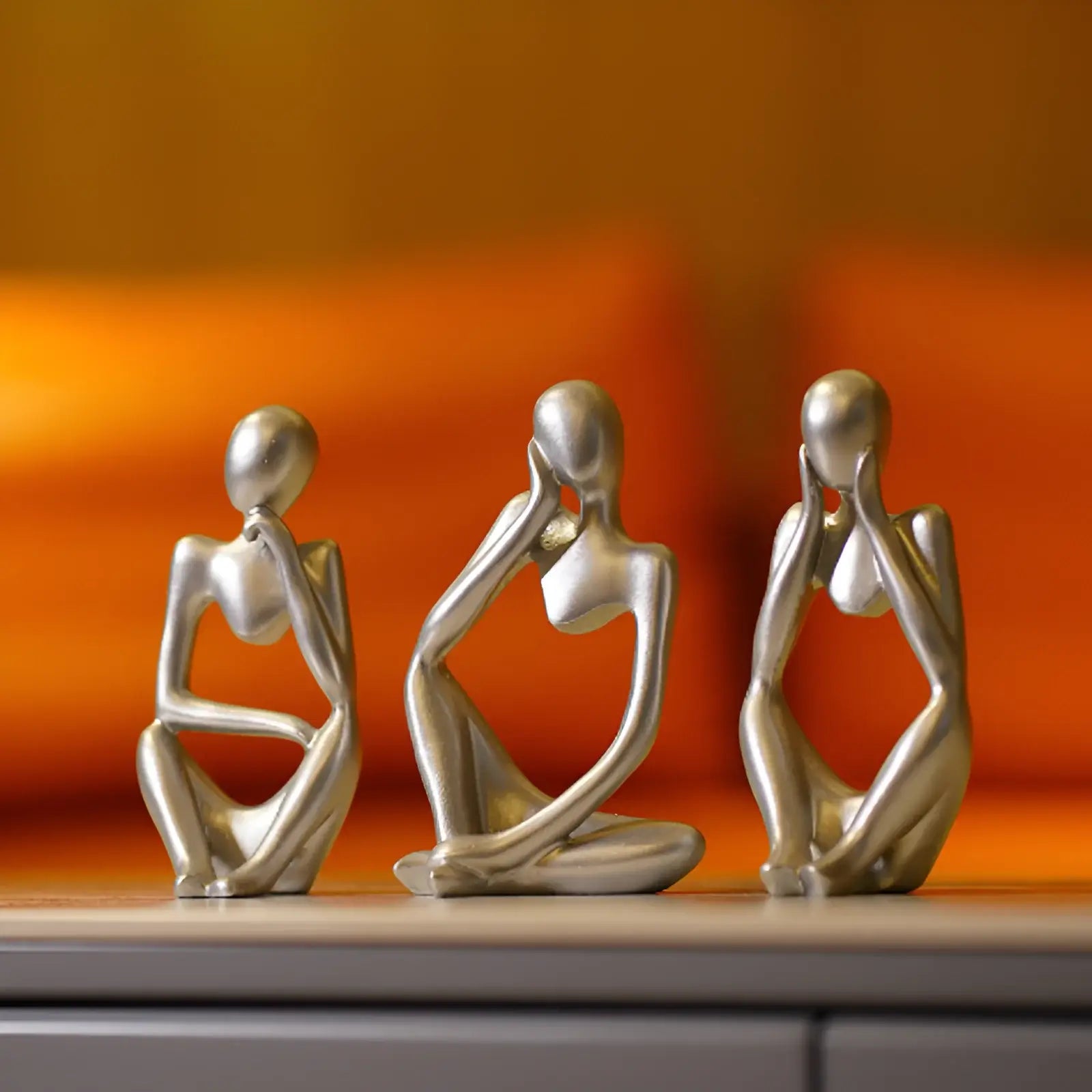 escultura-decorativa-trio-de-estatuas-pensador-modernize-foto-frente-mesa-resina-fundo-desfocado