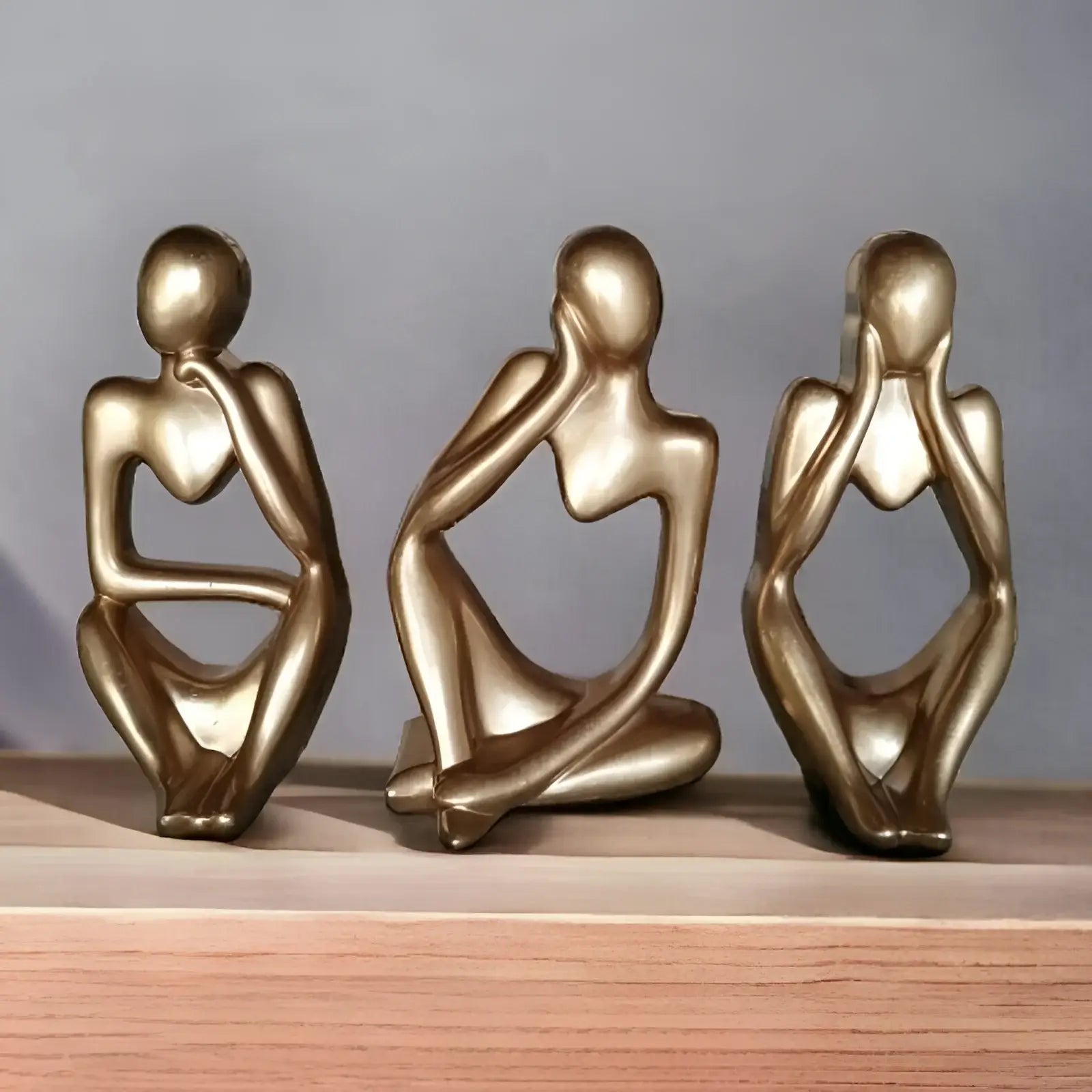 escultura-decorativa-trio-de-estatuas-pensador-modernize-foto-frente-mesa-resina