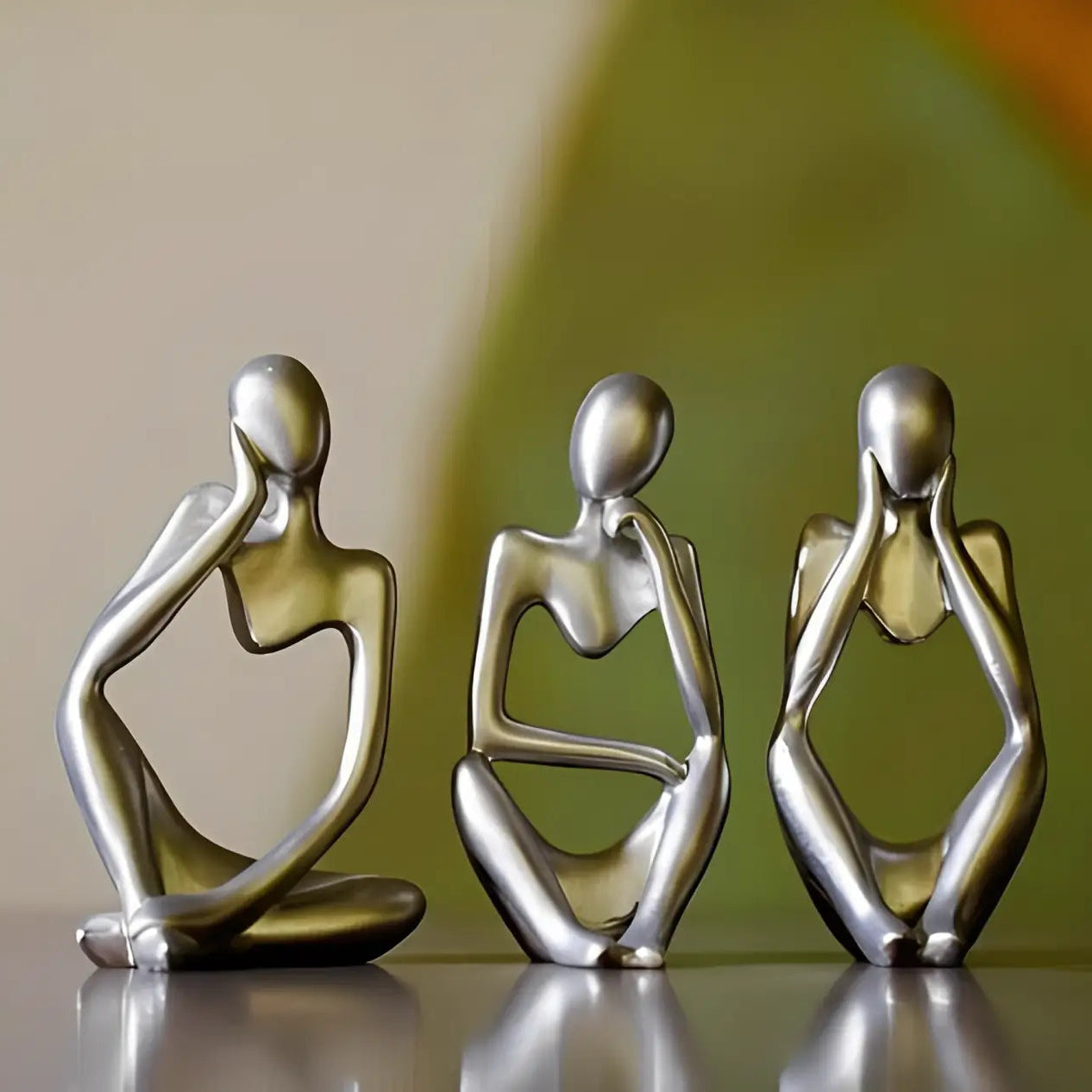 escultura-decorativa-trio-de-estatuas-pensador-modernize-foto-frente-mesa-resina-fundo-desfocado