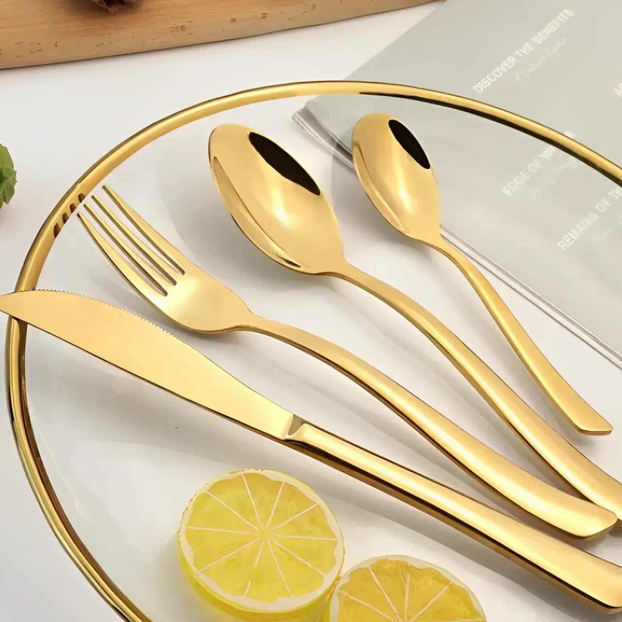 jogo-de-talheres-dourado-em-inox-modernize-foto-talheres-no-prato