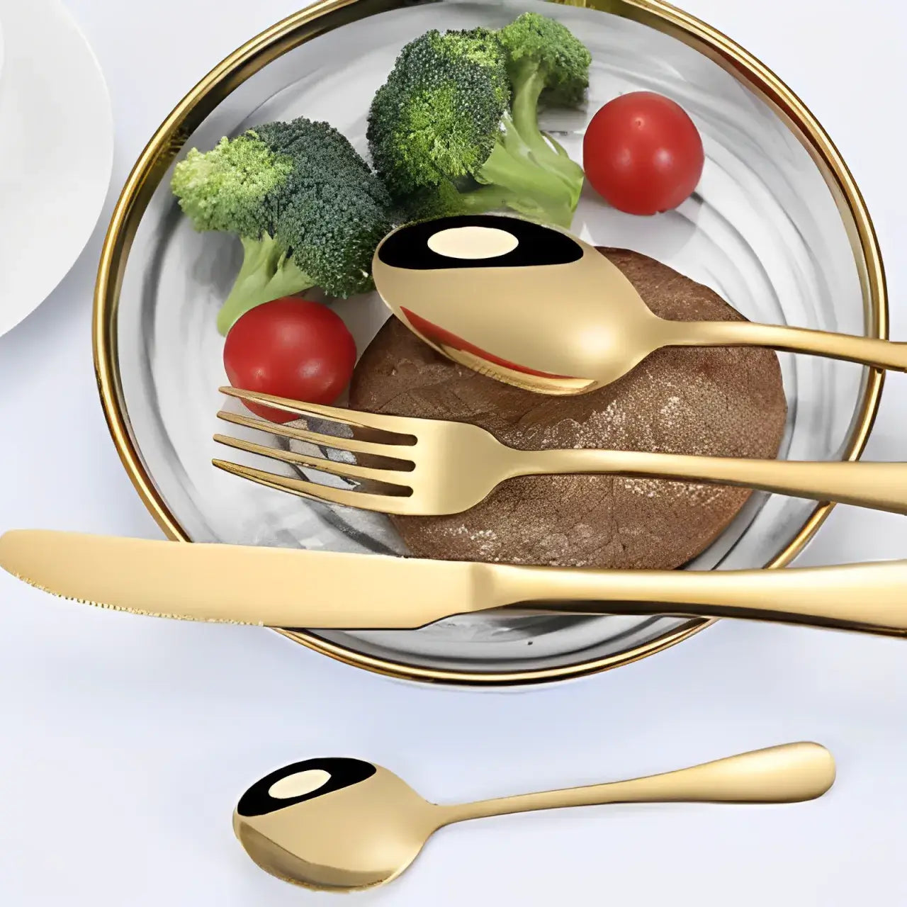 jogo-de-talheres-dourado-em-inox-modernize-foto-talheres-sobre-o-prato-com-alimentos