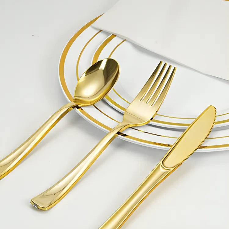 jogo-de-talheres-dourado-em-inox-modernize-foto-talheres-apoiados-no-prato-com-guardanapo