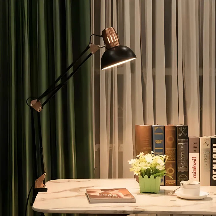 luminaria-articulada-de-mesa-led-pixar-preta-modernize-foto-lateral-fixa-na-mesa-iluminando-vaso-e-livros