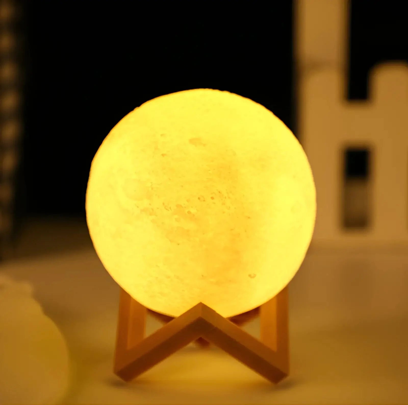 luminaria-de-mesa-abajur-led-quarto-lua-cheia-modernize-foto-frente-perto-iluminada-fundo-desfocado