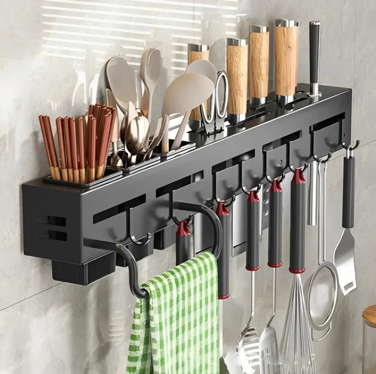 porta-utensilios-organizador-de-parede-para-cozinha-modernize-foto-fixado-na-parede-com-utensilios-inox