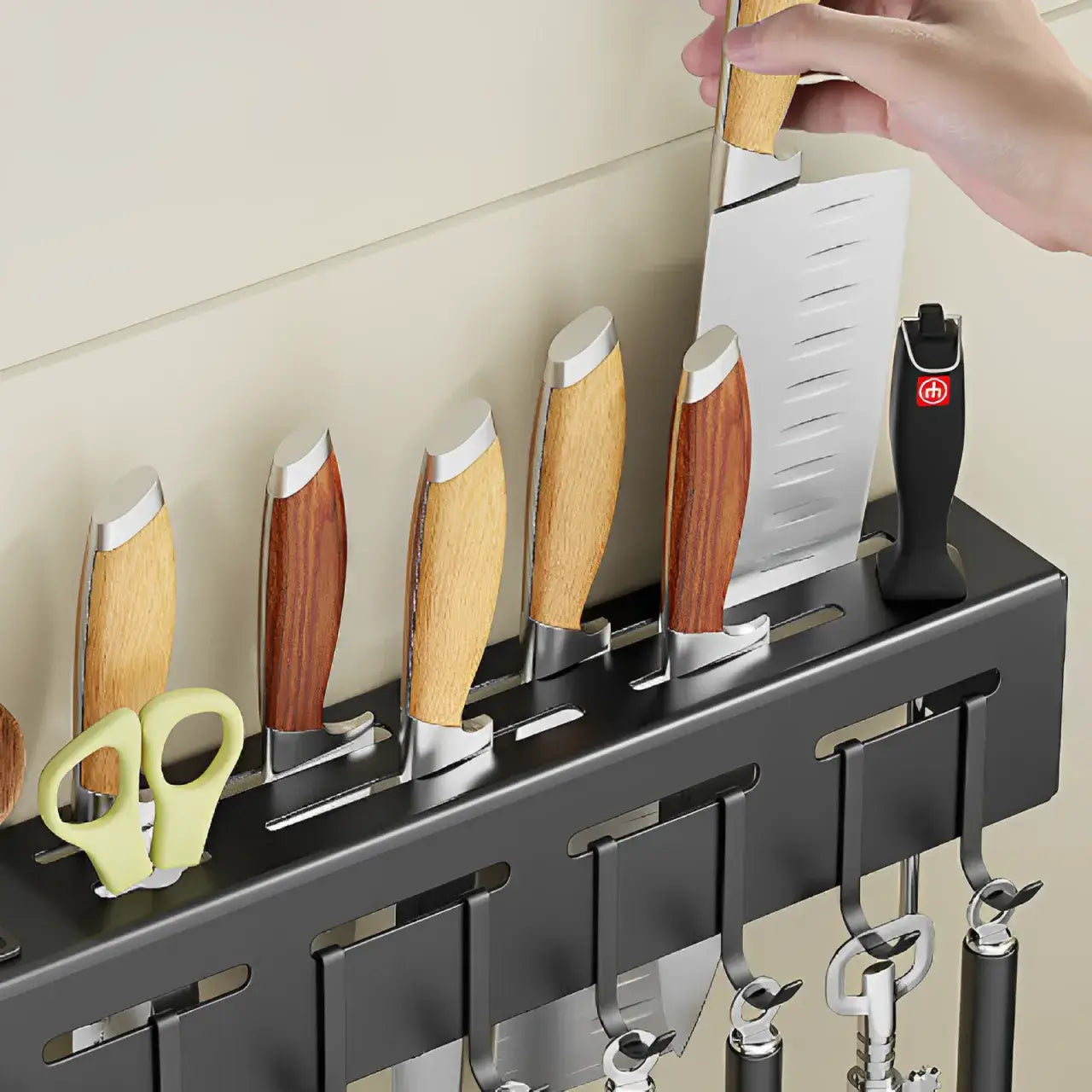 porta-utensilios-organizador-de-parede-para-cozinha-modernize-foto-fixado-na-parede-segurando-facas-inox