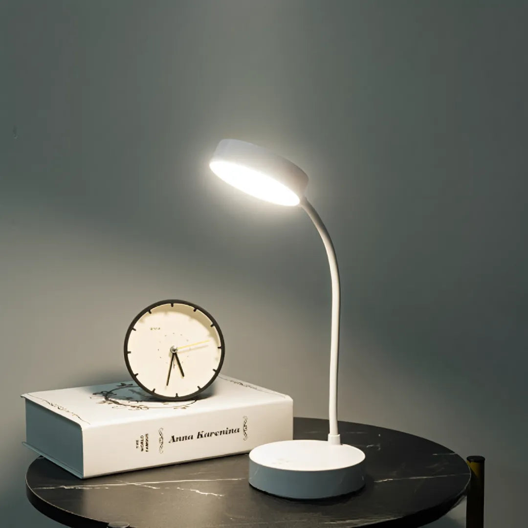 luminaria-abajur-de-mesa-led-flexivel-sem-fio-modernize-foto-lateral-longe-iluminando-ambiente