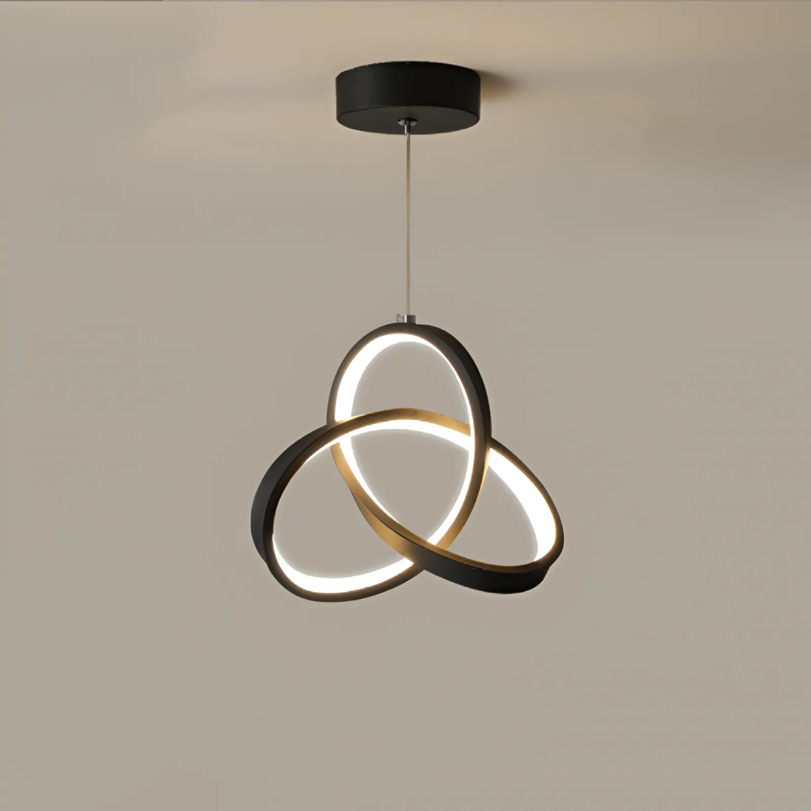 luminaria-de-teto-lustre-preto-pendente-led-modernize-foto-frente-perto-pendurado-iluminando-ambiente-aluminio-acrilico