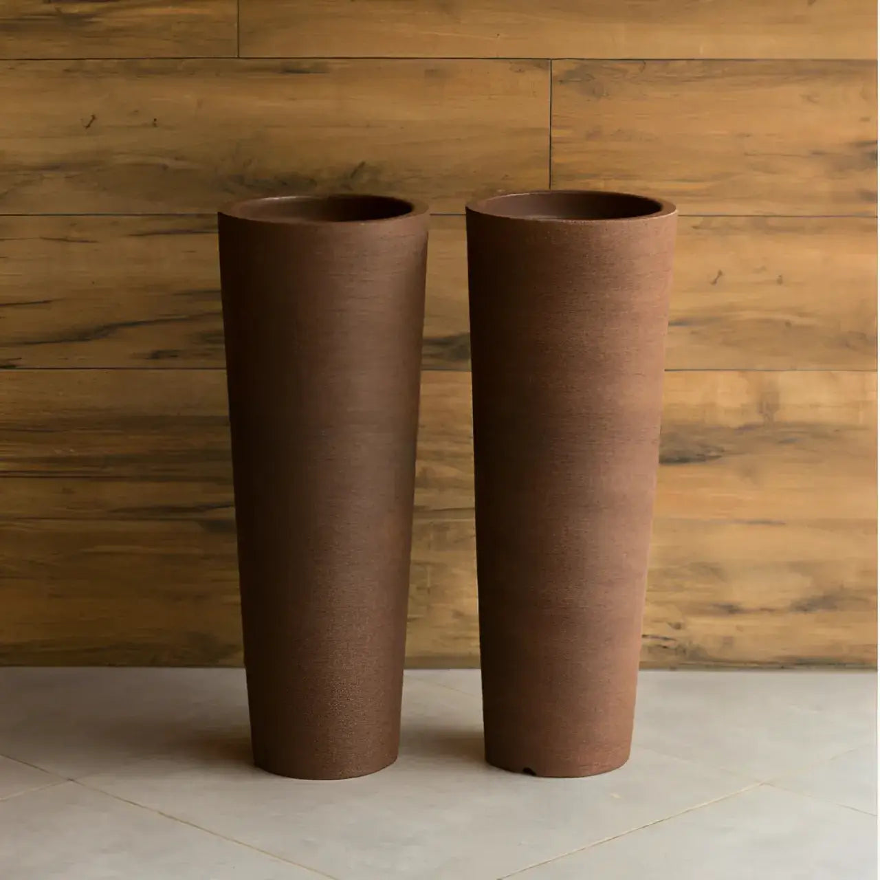 vaso-de-polietileno-para-planta-marrom-2-unid-modernize-foto-frente-vasos-proximos-a-parede